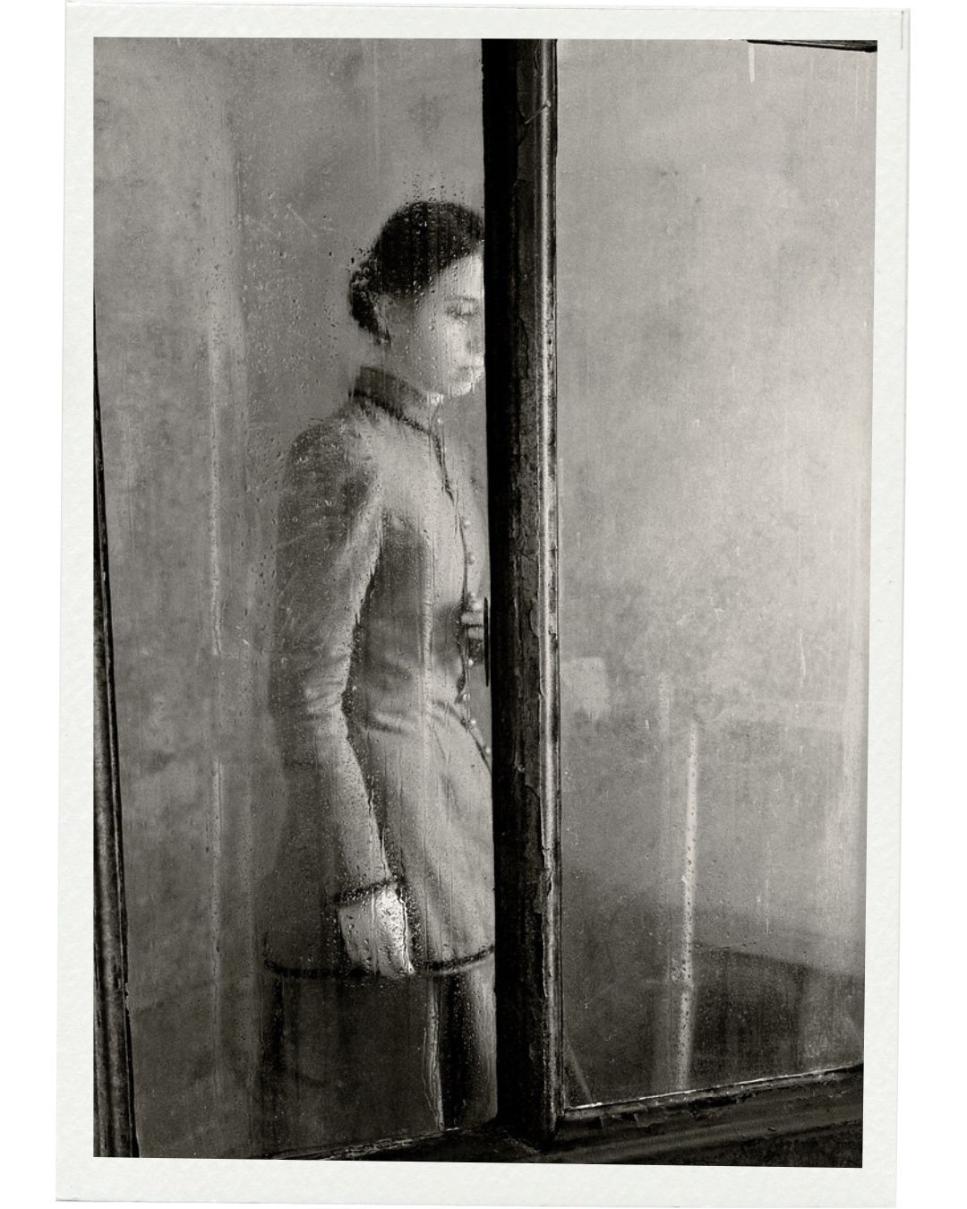 Fineart Portrait am Fenster, melancholische Fotografie im Vintage-Atelier Limbach-Oberfrohna, Sachsen.