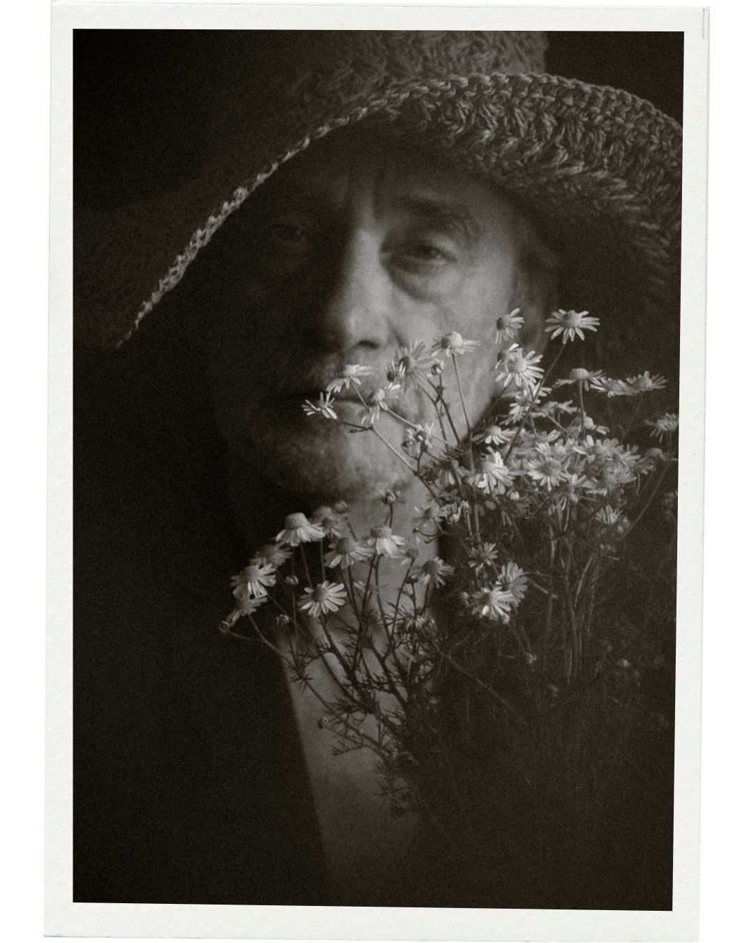 Portraitfotografie Mann mit Strohhut, Schwarzweiß, poetische Stimmung, Atelier bei Chemnitz