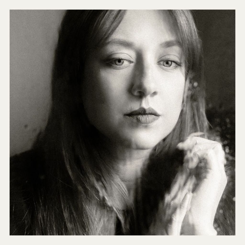 Portraitfotografie im Vintage-Atelier in Limbach-Oberfrohna bei Chemnitz, Frau in Schwarzweiß, ruhige Stimmung.